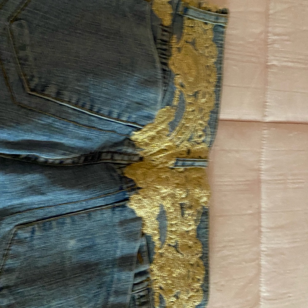 Beautiful capri  jeans worn one time size 0 cannot wear anymore like new